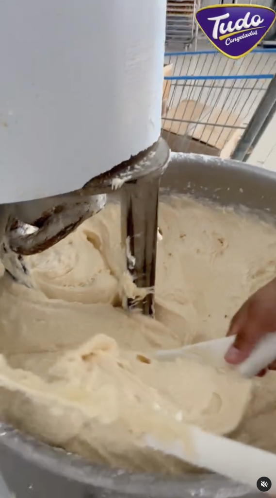 Começamos em abril de 2009, com 3 kg de pão de queijo por dia. O crescimento foi gradativo, sempre investindo em novos equipamentos para aumentar nossa produção. Hoje, alcançamos 8 toneladas por dia, mas com a aquisição do novo túnel, nossa capacidade de produção será de 20 toneladas por dia. 🚀