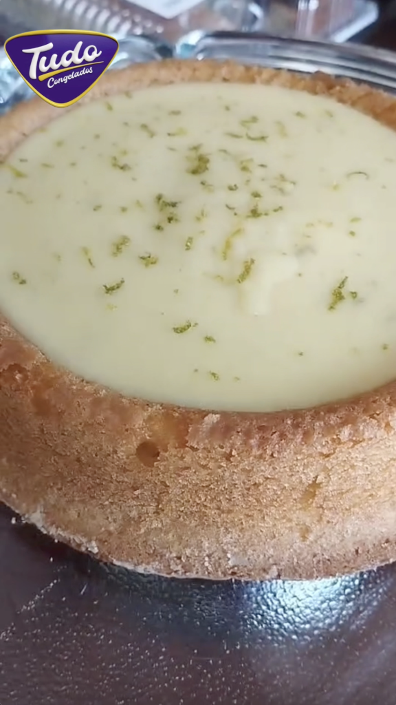 Bolo piscina nós temos! Aqui na loja Tudo Congelados, você encontra o delicioso Bolo Piscina! Com sabores irresistíveis de maracujá, limão e laranja, é uma delícia que dá água na boca. Experimente no lanche da tarde ou no café da manhã!