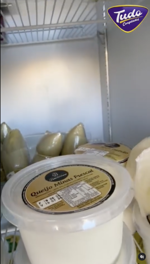 Grande variedade de produtos, aqui! Aqui na Loja da Tudo Congelados, você encontra uma grande variedade de produtos! 🛒❄️ Além da linha completa de produtos da Tudo Congelados, temos uma ampla seleção de bolos, refrigerantes, bebidas, doces e guloseimas. 🍰🥤🍬 E agora, você também encontra os deliciosos Queijos Boníssimo, fabricados em Ituiutaba, assim como a Tudo Congelados. 🧀 Estamos na esquina da Av. 7 com a 24, no centro de Ituiutaba, com fácil estacionamento. 🚗🅿️ Estamos abertos todos os dias, de domingo a domingo. Venha nos visitar! 😊