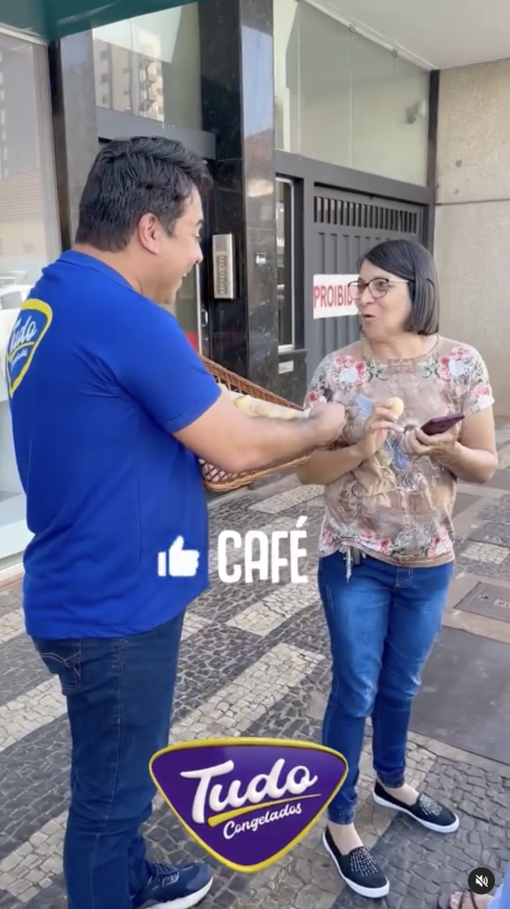 Marcelo nas ruas de Ituiutaba. Nosso querido Marcelo Honorato fez um passeio maravilhoso pelas ruas de Ituiutaba, oferecendo os irresistíveis pães de queijo da Tudo Congelados e trocando um dedo de prosa com a população. E não é por nada não, mas parece que o nosso produto faz mesmo sucesso! E você, já experimentou? Passe aqui na loja então, sô!