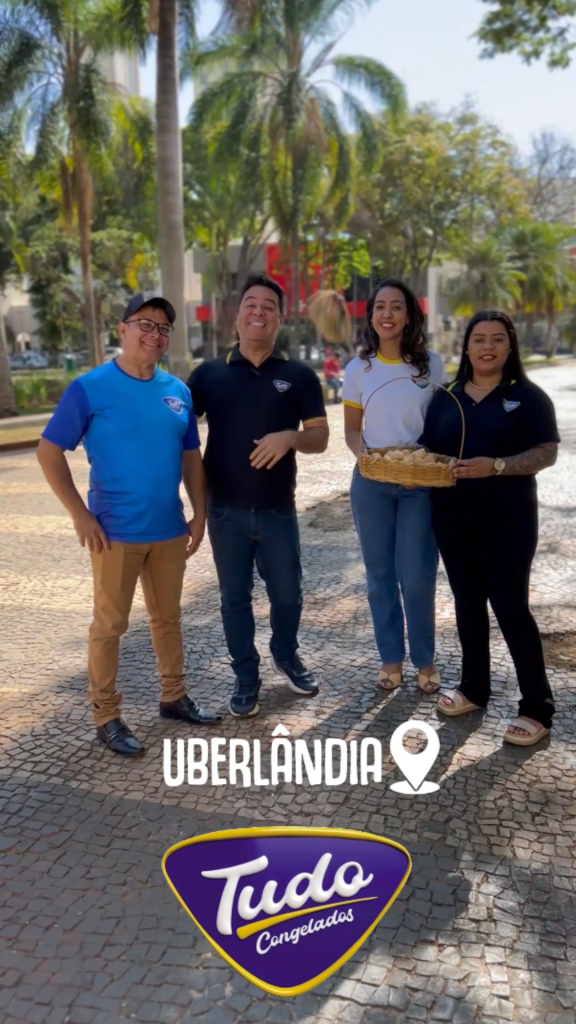 Marcelo distribuindo Pão de Queijo na Praça Tubal Vilela, em Uberlândia.