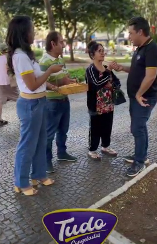 Marcello distribuindo Pão de queijo na Praça Tubal Vilela