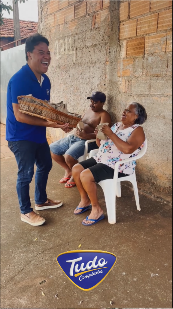 Natal terça feira. Chegou o pão de queijo do café da tarde! O Marcelo foi levar e ouvir o que o pessoal tinha a dizer. E olha… foi só elogio!
