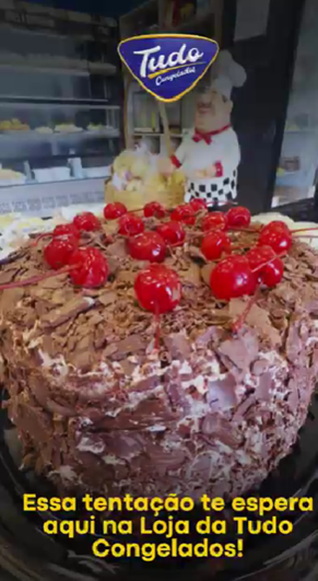 Torta Banofe. Essa tentação te espera aqui na Tudo Congelados. Já imaginou uma torta com camadas fofinhas de chocolate, chantilly leve e cereja na medida certa? Escolha a sua e passe na loja pra garantir!